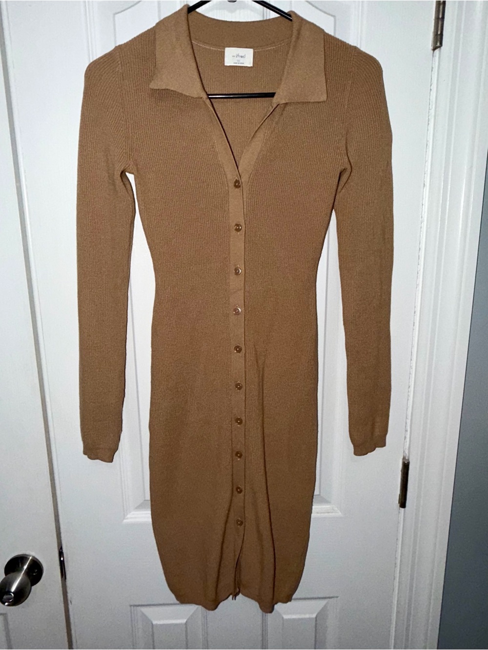 Wilfred Long-Sleeve Ribbed Button-Front Dress in Camel